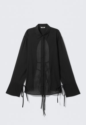 Čierna priehľadná košeľa s klasickým golierom, dlhými rukávmi, nastaviteľnými šnúrkami na manžetách a zapínaním na gombíky vpredu.