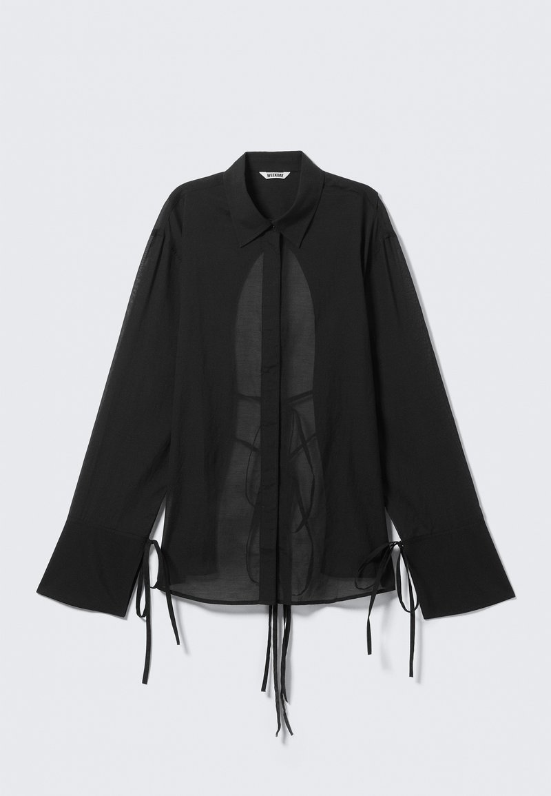 Chemise noire transparente avec un col classique, des manches longues, des détails de nouage réglables aux poignets et une fermeture à boutons sur le devant.