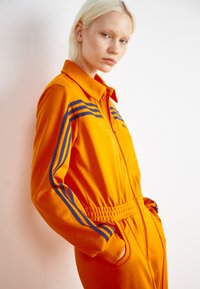 adidas Originals JUMPSUIT - Kombinezon - unity orange