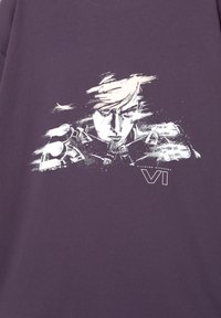 Fialové bavlněné tričko s grafickým potiskem obličeje se světle blond vlasy a robotickým oblekem, pod ním text "VI".
