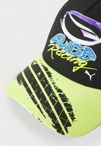 Svart caps med vibrerende neongul brem som har brodert "Super Racing" logo i blått og gult, samt dekkmønsterdetaljer på bredden.