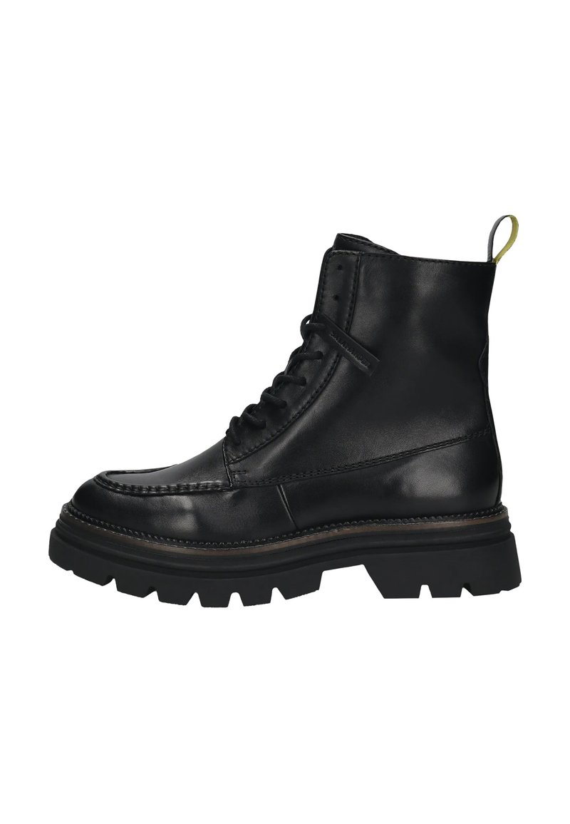 Zwarte leren veterschoen tot de enkel met een robuste zool en een gele lus aan de hiel.