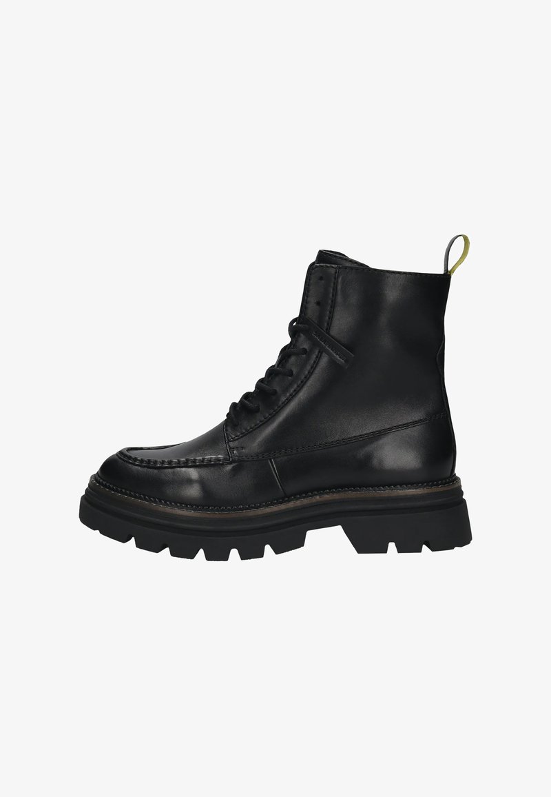 Bottines en cuir noir à lacets avec semelle épaisse et tirette jaune au talon.