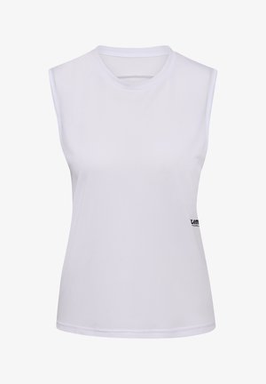 Hvid ærmeløs atletisk top lavet af glat, letvægtsstof. Har en rund halsudskæring og et lille sort logo på siden.