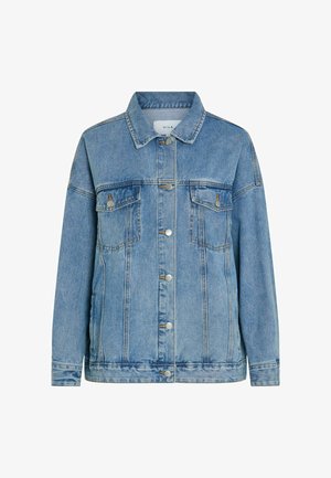 Veste en jean bleu clair avec boutons-pression en métal, deux poches poitrine avant avec rabats, manches longues et col classique.