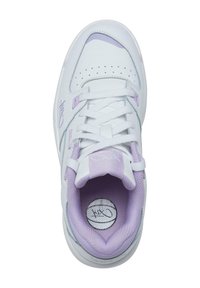 Sneaker bianca con accenti lavanda, design con lacci, punta perforata, colletto imbottito e logo distintivo sulla soletta.