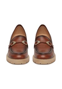 Hnědé kožené mokasíny s hladkým povrchem, zdobené zlatým kováním a béžovou gumovou podrážkou pro lepší trakci.