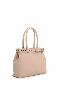 Beige lædertaske med to håndtag, en nittebesat accentrem og gulddetaljer. Blød tekstur med en struktureret form.