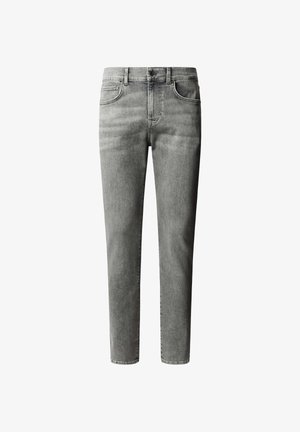 Grå, slim-fit jeans med forlommer, bæltestropper og knaplukning, vist mod en hvid baggrund.