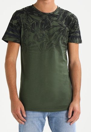 Zielona koszulka z krótkim rękawem z ciemnym, liściastym wzorem na górze, gładką teksturą i dopasowanym krojem. Idealna do codziennych stylizacji.