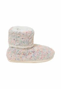 Strickhausschuhe in Pastellfarben mit einem strukturierten Muster, ausgestattet mit einem flauschigen weißen Innenfutter und einer weichen, flexiblen Sohle.