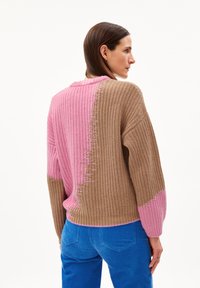 ARMEDANGELS MIYAAR  - Trui - pink me up-dry bark