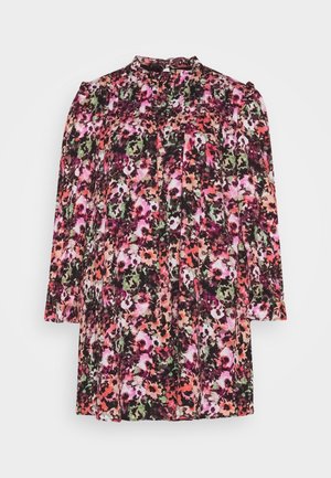 Robe à manches longues avec imprimé floral rose, vert, orange et noir et col montant, présentée sur fond blanc.