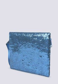Clutch bag blu in paillettes con forma rettangolare piatta, dotata di una tracolla in tessuto liscio e superficie riflettente e testurizzata.