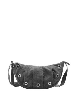 Sac d'épaule en tissu gris foncé avec des œillets métalliques circulaires sur le devant et une sangle réglable.
