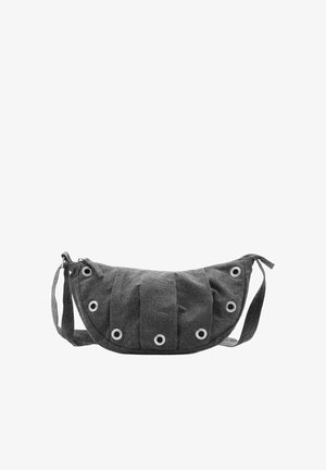 Sac d'épaule en tissu gris foncé avec des œillets métalliques circulaires sur le devant et une sangle réglable.