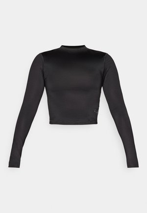 Crna skraćena majica s dugim rukavima izrađena od glatkog, rastezljivog materijala. Ima visoki ovratnik i suptilne detalje šavova.