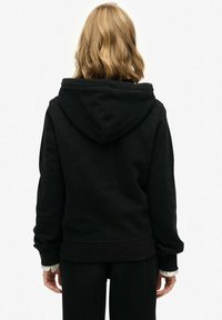 Czarna bluza z kapturem o luźnym kroju, z ribbowymi mankietami i dołem, miękka tekstura tkaniny oraz duży kaptur dla dodatkowego komfortu.