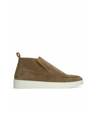 Des chaussures à enfiler en daim marron avec une semelle plate crème, présentant un pli sur le côté et un détail de couture subtil. Texture lisse avec un design minimaliste.