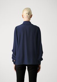 VILA VISUNNY RUFFLE - Gombos blúz - navy