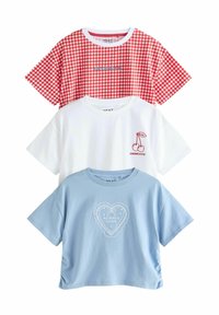 Tre t-shirts staplade: rödrutig, vit med körsbärsgrafik och blå med hjärtformad design. Bomullsmaterial, kort ärm, avslappnad passform.
