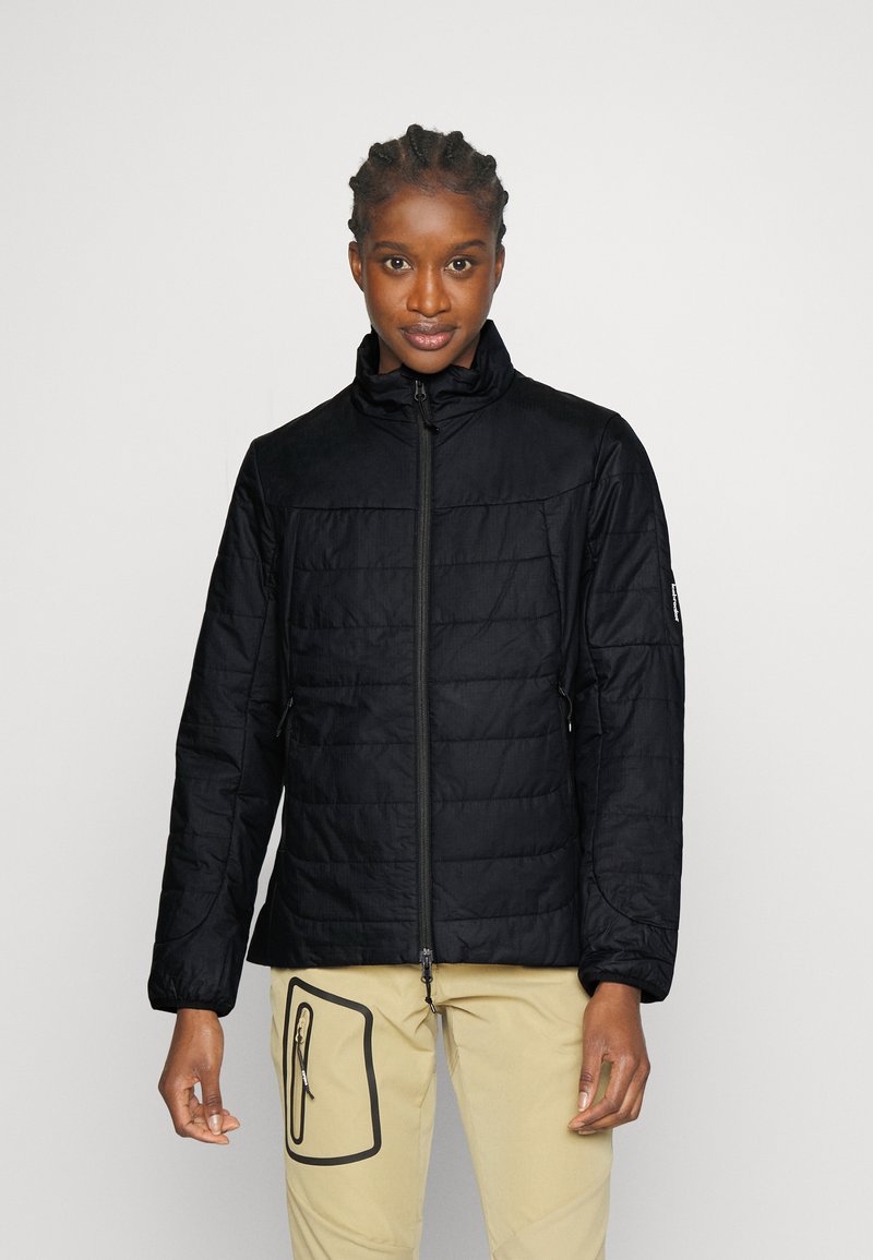 Sort quilted jakke med høj krave, frontlynlås og sidelommer. Har tekstureret stof og minimalistisk design.
