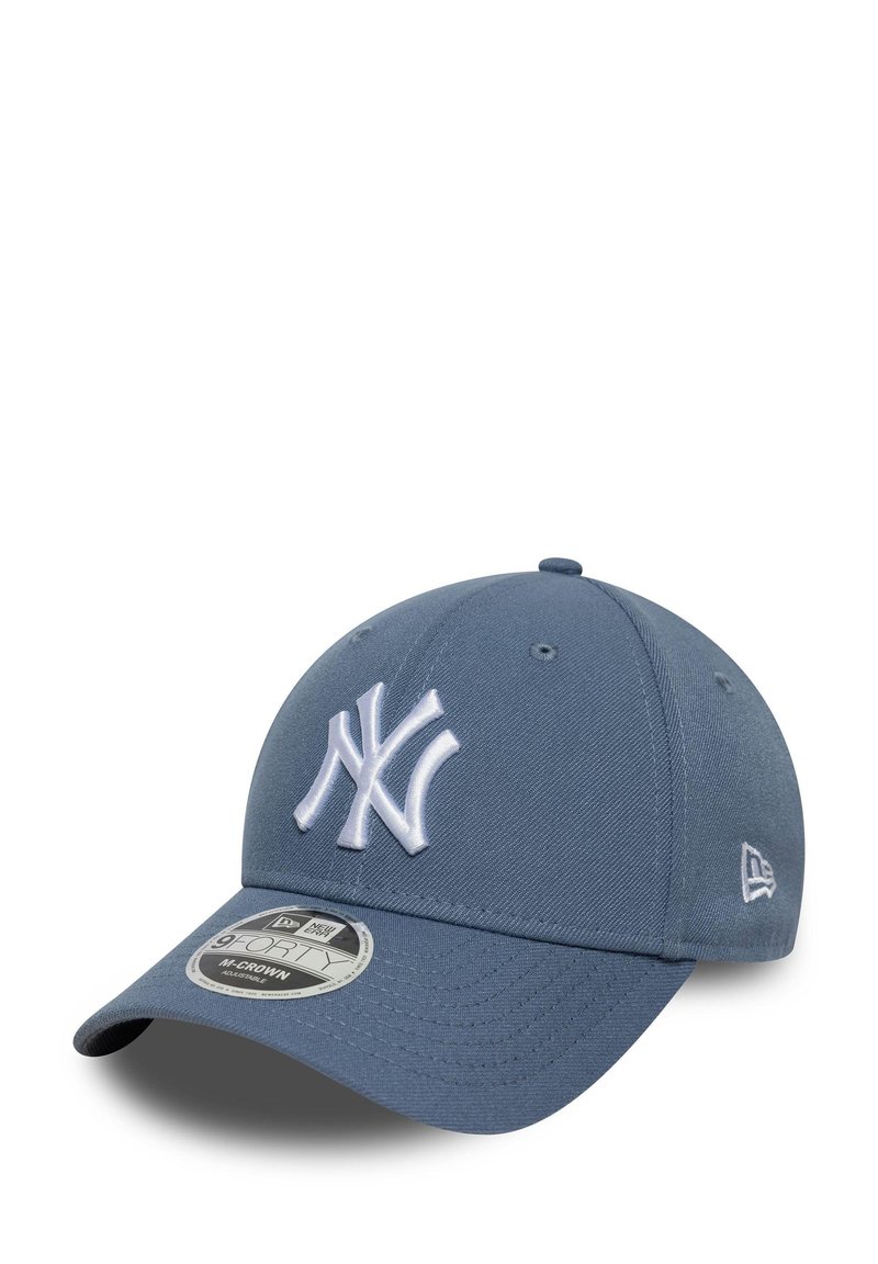 Căciulă de baseball albastră din material textil, cu un logo alb brodat "NY" și o vizieră curbată. Include o etichetă de mărime pe față.