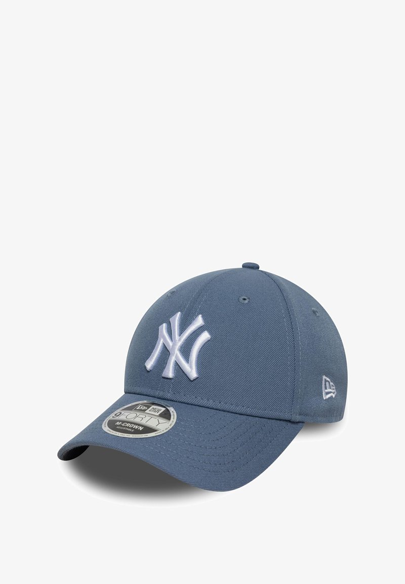 Blaues Baseballcap aus Stoff, mit einem weißen gestickten "NY"-Logo und einem gebogenen Schirm. Enthält ein Größenetikett auf der Vorderseite.