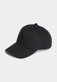 Cappellino da baseball nero in tessuto con visiera curvata, dotato di un logo adidas nero embossato sulla parte frontale e fori di ventilazione sui lati.