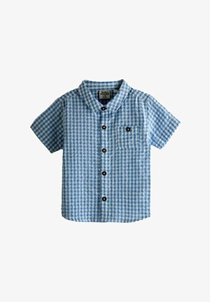 Sinise ja valge ruudulise mustriga lühikeste varrukatega väikelapse särk, millel on pruunid nööbid ja väike esitasku valgel taustal.