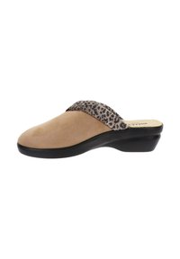 Scarpa slip-on beige con tomaia in morbido suede e dettaglio in stampa leopardo, dotata di un tacco basso e arrotondato e suola nera texturata.