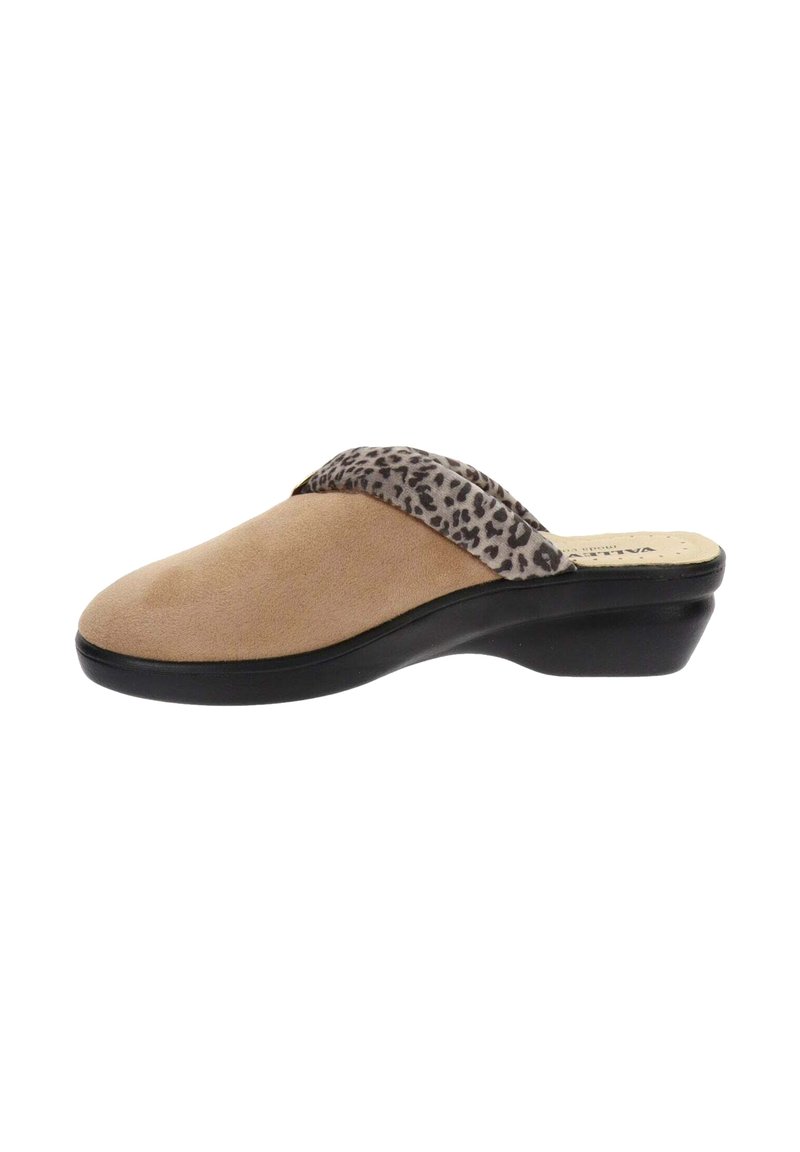 Scarpa slip-on beige con tomaia in morbido suede e dettaglio in stampa leopardo, dotata di un tacco basso e arrotondato e suola nera texturata.