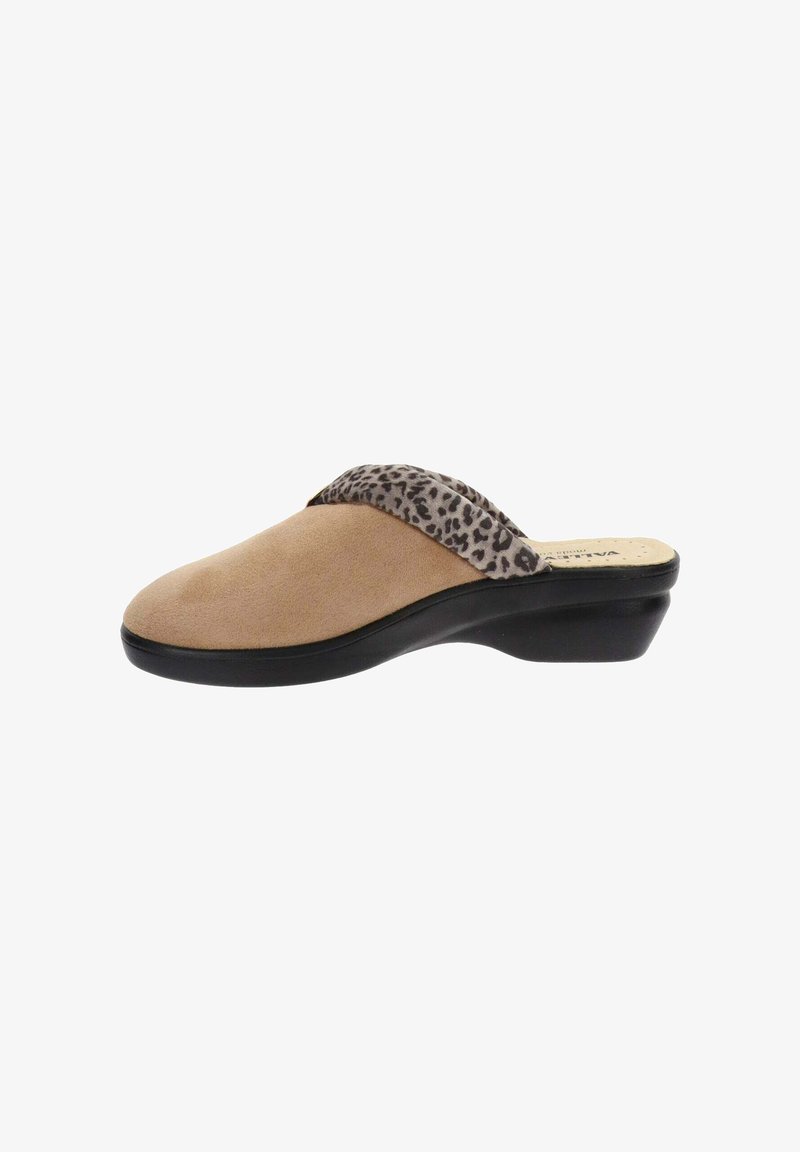 Scarpa slip-on beige con tomaia in morbido suede e dettaglio in stampa leopardo, dotata di un tacco basso e arrotondato e suola nera texturata.