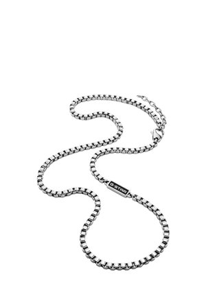 Collana a catena in metallo argentato con maglie a scatola e targhetta rettangolare nera incisa con la scritta "G-STAR" su sfondo bianco.