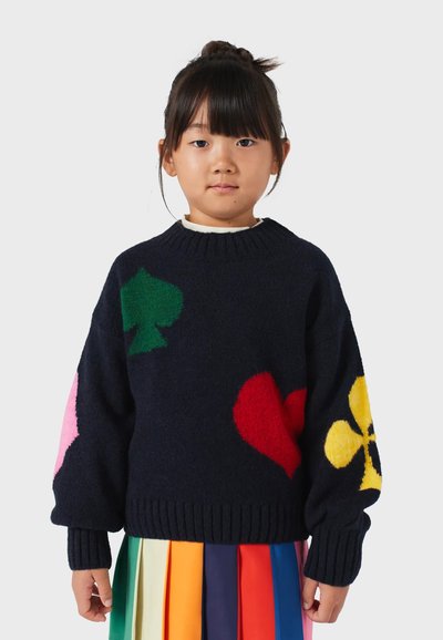 Pull en tricot bleu marine avec de grands motifs colorés : pique vert, cœur rouge, forme rose et fleur jaune. Col et poignets côtelés.