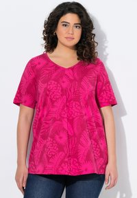 Fuchsiak färgad kortärmad T-shirt med V-ringning som har ett blad- och blommönster, tillverkad av lättviktsmaterial, med en avslappnad passform och rundad nederkant.
