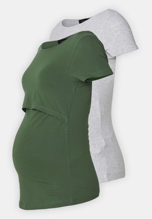 Deux t-shirts de maternité : un vert avec un design de découpe horizontale et un gris clair. Les deux ont des manches courtes et une texture douce et lisse.