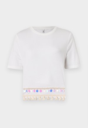 T-shirt bianca cropped con scollo rotondo, caratterizzata da un bordo decorativo con frange e accenti circolari lucidi di vari colori all'orlo.