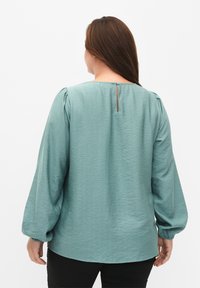 Zizzi AUS MIT DETAILS - Blúzka - chinois green