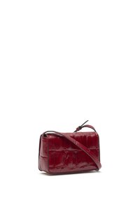 Borsa a tracolla in finta pelle di coccodrillo rossa, dalla forma rettangolare, con una texture liscia e una tracolla sottile. Prezioso motivo in rilievo sulla superficie.
