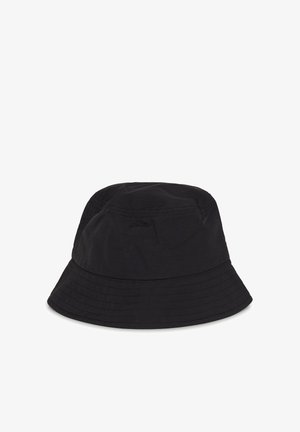 Czarna kapeluszowa czapka z miękkiego materiału. Charakteryzuje się szerokim, opadającym rondem i szwem wokół korony. Prosty design bez ozdób.