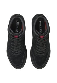 Une paire de baskets en daim noir avec des lacets noirs, un logo rouge sur la languette et "Semelles Helium Element" imprimé à l'intérieur.