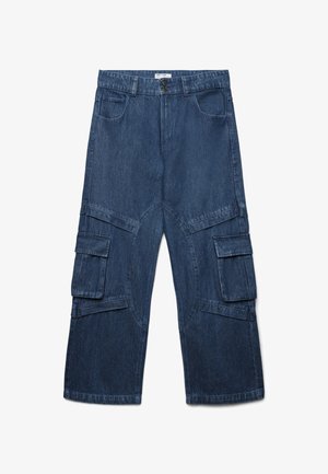Pantaloni cargo in denim di colore blu scuro, con gambe ampie, due grandi tasche laterali e dettaglio sulla tasca frontale. Tessuto in cotone con una texture liscia.