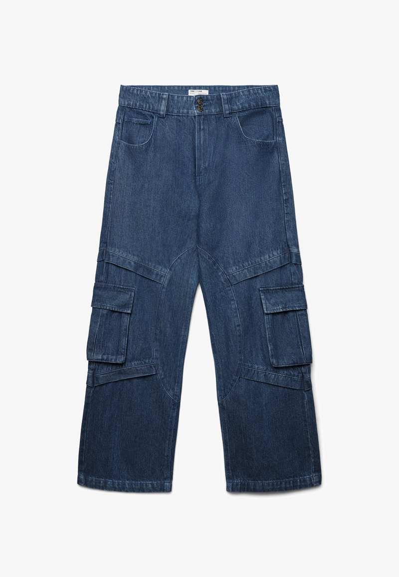 Pantaloni cargo in denim di colore blu scuro, con gambe ampie, due grandi tasche laterali e dettaglio sulla tasca frontale. Tessuto in cotone con una texture liscia.
