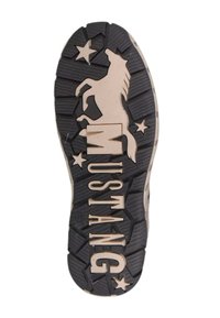 Sole boty Mustang s designem koně, velkým textem "MUSTANG", hvězdnými akcenty, texturovanou černou gumou a světlým materiálem.