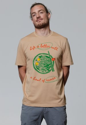 LIFE IS BETTER WITH RAMEN - T-shirt imprimé - latte