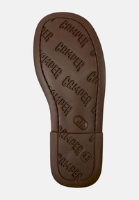 Sole in gomma marrone con testo ripetuto "CAMPE" e tacco arrotondato. Include un design cucito e un marchio di misura in rilievo (42).