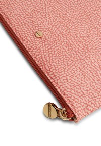 Pochette zippée en rose avec un motif marbré. Présente un accent en métal doré et un tissu texturé. Design compact et fonctionnel.