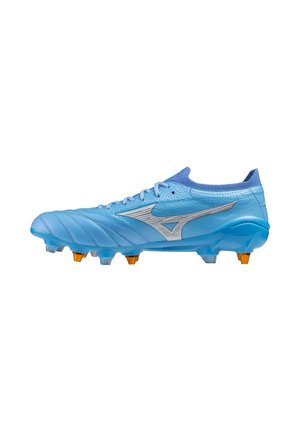 Scarpa da calcio azzurro chiaro con logo argento, lacci e tacchetti misti arancioni e trasparenti sulla suola, vista laterale.