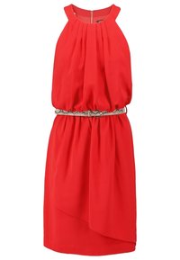 Robe de cocktail rouge sans manches avec un corsage plissé, un col halter, une taille froncée, une jupe asymétrique et une ceinture en motif serpent.